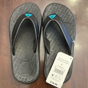 Reebok, NWT, Womens black flip flops. Size 7.